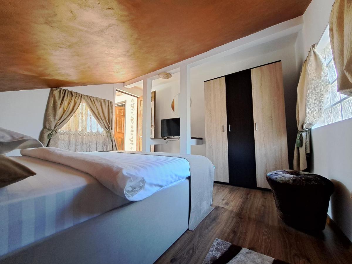 Shelby Accommodation -Adult Only- Синая Екстериор снимка